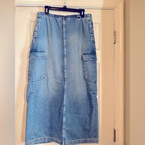 Denim blue cargo skirt from Zara. Size M. 100% Cotton. No Stretch.